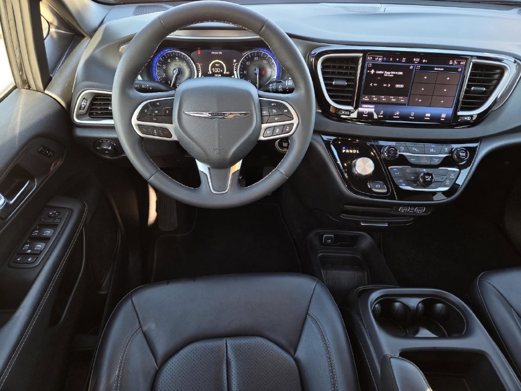 Used 2025 Chrysler Pacifica Select FWD image 26