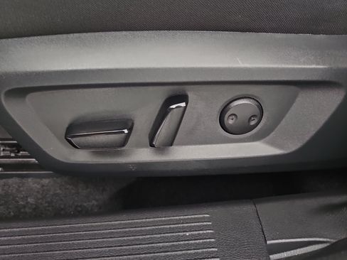 Used 2025 Nissan Rogue SV FWD image 18
