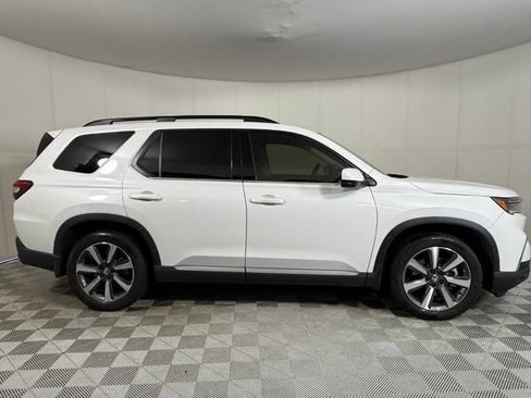 Used 2025 Honda Pilot Touring image 9