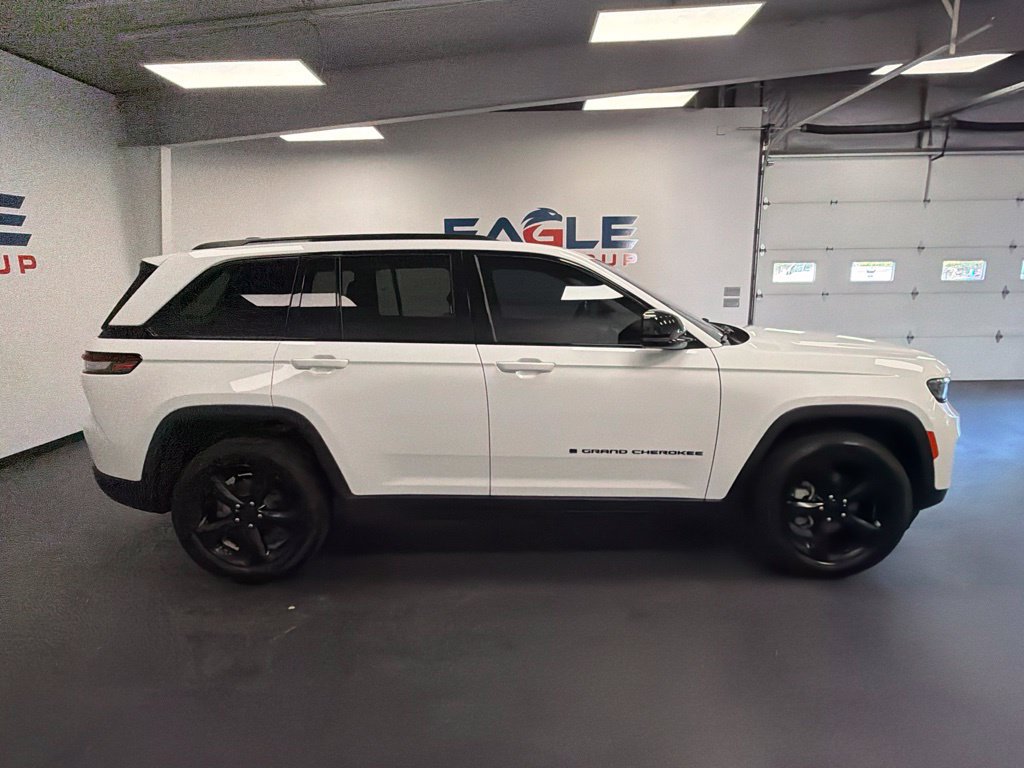 Used 2023 Jeep Grand Cherokee Limited w/ Black Appearance Package AWD/4WD image 10
