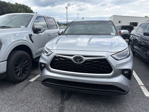 Used 2022 Toyota Highlander XLE AWD/4WD image 5