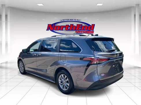 Used 2021 Toyota Sienna XLE w/ XLE Plus Package FWD image 5