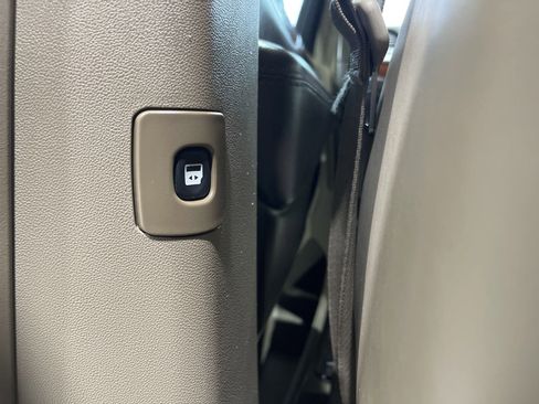 Used 2015 Chrysler Town & Country Limited Platinum image 14