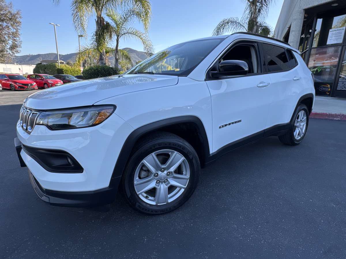 Used 2022 Jeep Compass Latitude FWD image 9