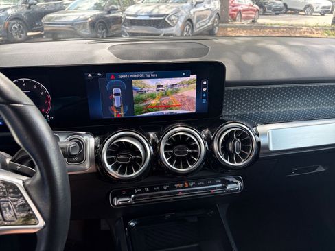Used 2025 Mercedes-Benz GLB 250 image 17
