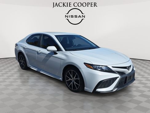 Used 2023 Toyota Camry SE image 3