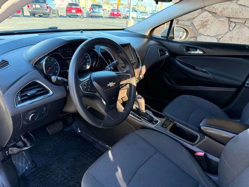 Used 2018 Chevrolet Cruze LT w/ Convenience Package image 9
