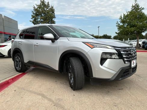 Used 2025 Nissan Rogue SV FWD image 4