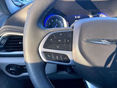 Used 2022 Chrysler Pacifica Touring-L image 11