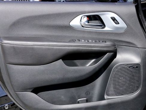 New 2026 Chrysler Pacifica Limited image 17