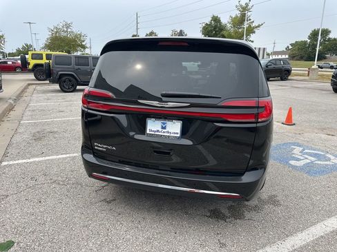 New 2026 Chrysler Pacifica Select image 29