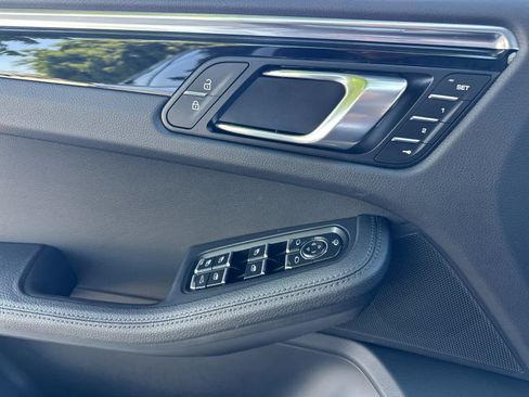 Certified 2025 Porsche Macan AWD/4WD image 12