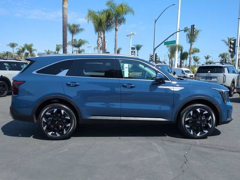 Certified 2025 Kia Sorento EX w/ Panoramic Sunroof Package AWD/4WD image 2