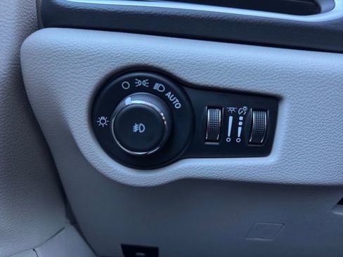 Used 2024 Chrysler Pacifica Touring-L image 6