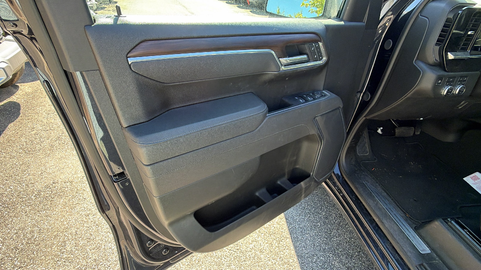 Used 2025 GMC Sierra 1500 SLT AWD/4WD image 14