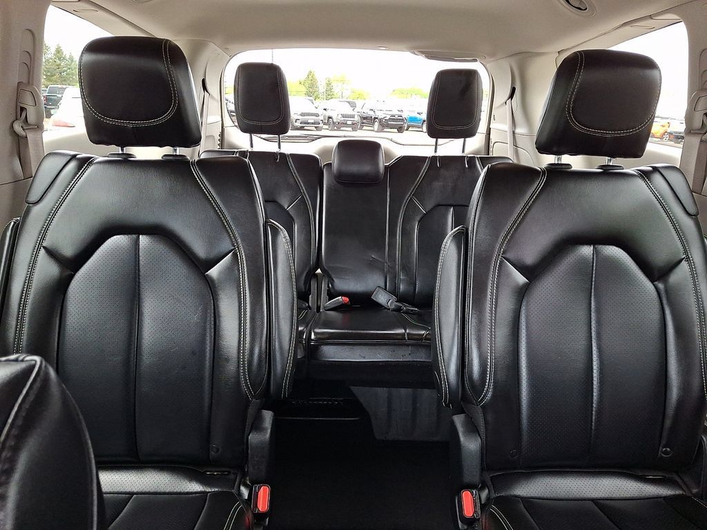 Used 2023 Chrysler Pacifica Touring-L FWD image 20