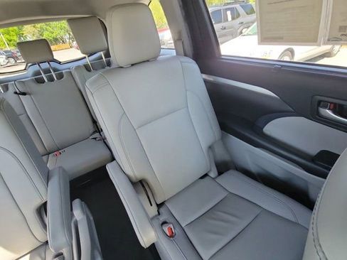 Used 2019 Toyota Highlander XLE image 6