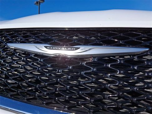 Used 2024 Chrysler Pacifica Touring-L image 30