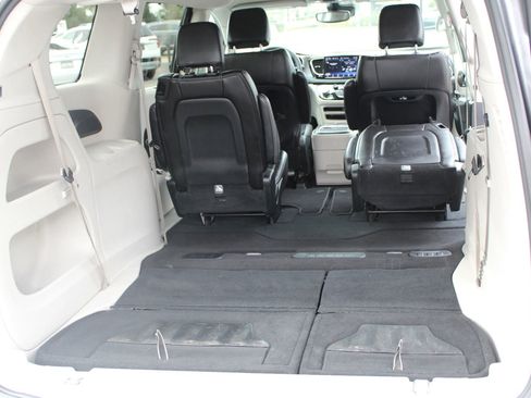 Used 2023 Chrysler Pacifica Touring-L image 35