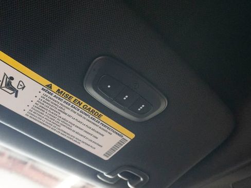 Used 2025 Chrysler Pacifica Select FWD image 10
