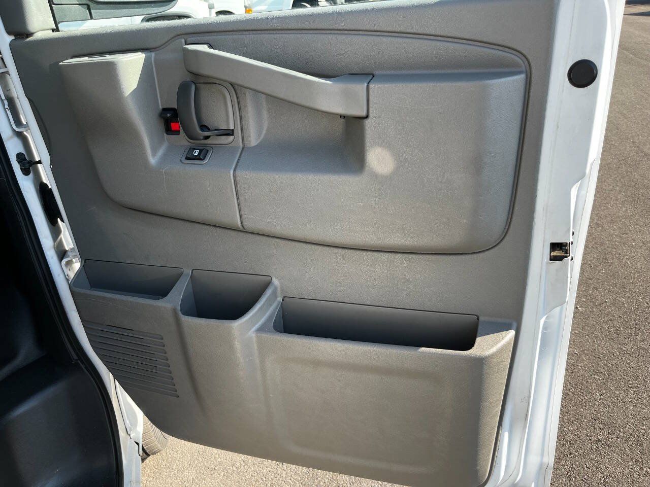 Used 2017 Chevrolet Express 2500 RWD image 20