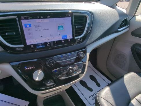 Used 2024 Chrysler Pacifica Touring-L image 27