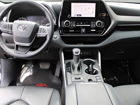 Used 2023 Toyota Highlander XLE AWD/4WD image 9