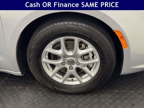 Used 2023 Chrysler Pacifica Touring-L FWD image 11