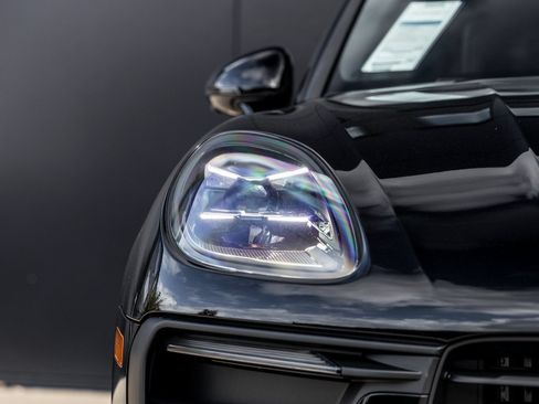 New 2026 Porsche Macan AWD/4WD image 17