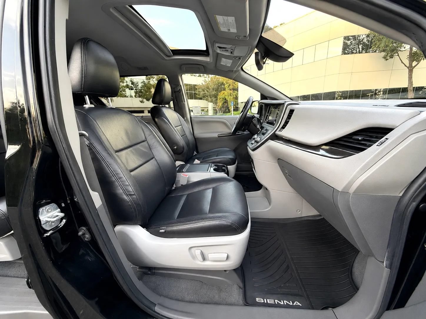 Used 2020 Toyota Sienna XLE w/ XLE Navigation Package FWD image 13