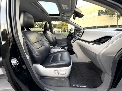 Used 2020 Toyota Sienna XLE w/ XLE Navigation Package FWD image 13