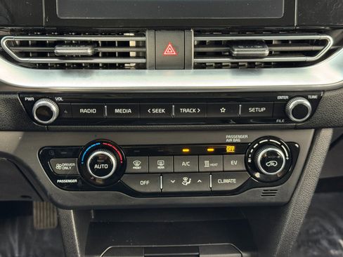 Used 2020 Kia Niro EX w/ Cold Weather Package image 27