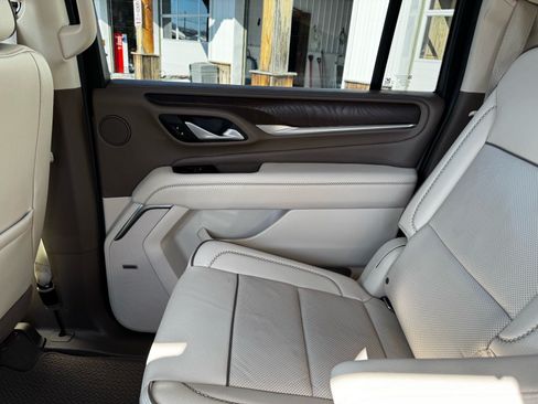 Used 2022 GMC Yukon XL Denali w/ Advanced Technology Package AWD/4WD image 19