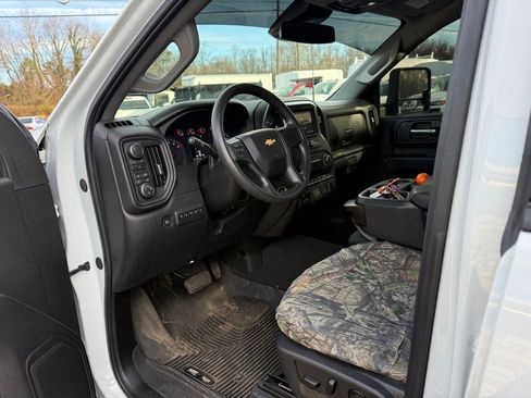 Used 2024 Chevrolet Silverado 2500 Custom w/ Custom Value Package image 6