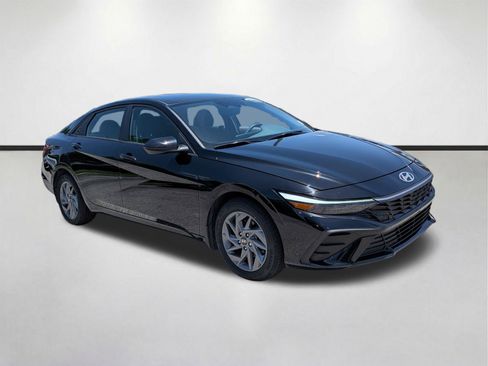 Used 2024 Hyundai Elantra SEL FWD image 2