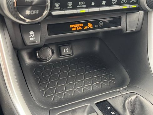 Used 2019 Toyota RAV4 LE AWD/4WD image 24