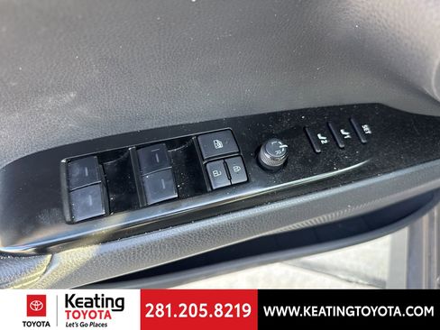 Used 2025 Toyota Camry XLE image 12