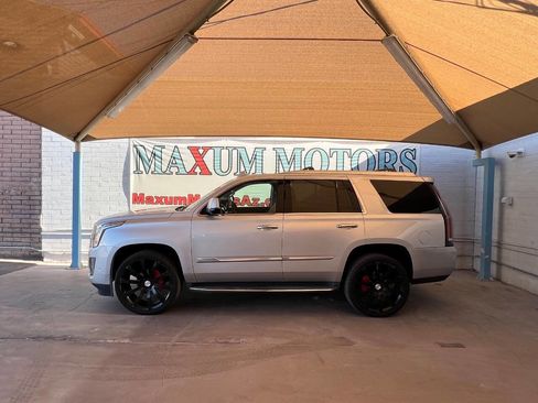 Used 2017 Cadillac Escalade Luxury image 3