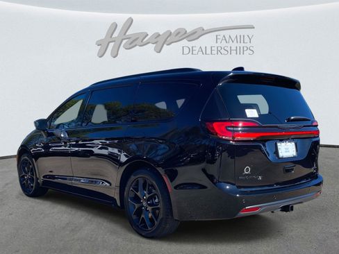 New 2026 Chrysler Pacifica Limited w/ S Appearance Package image 16