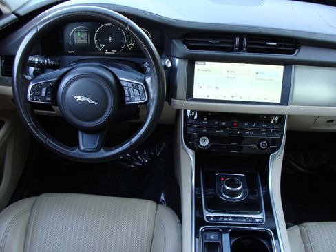 Used 2017 Jaguar XF Prestige image 9