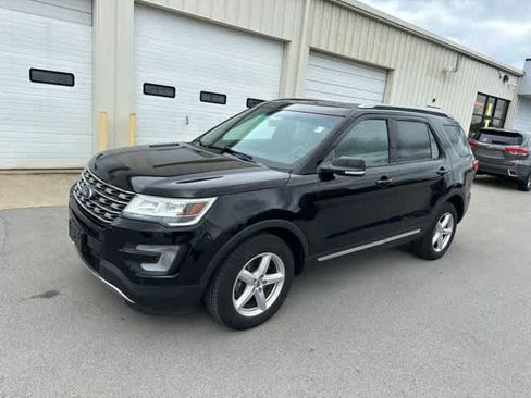 Used 2017 Ford Explorer XLT w/ Equipment Group 202A AWD/4WD image 11