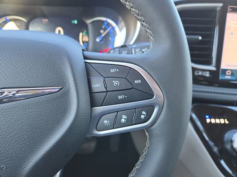 Used 2024 Chrysler Pacifica Select image 13