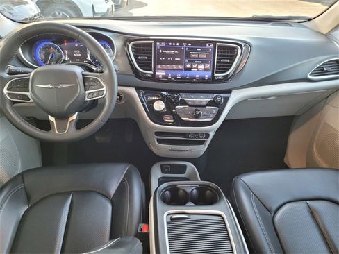 Certified 2023 Chrysler Pacifica Touring-L image 6