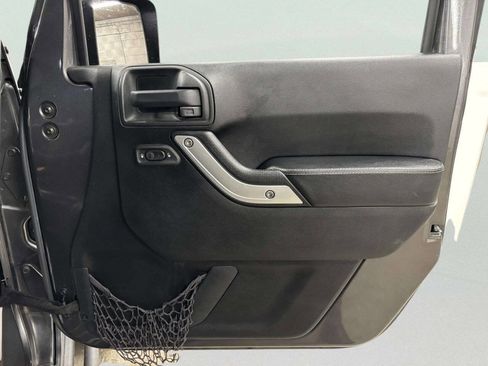 Used 2016 Jeep Wrangler Unlimited Rubicon image 22