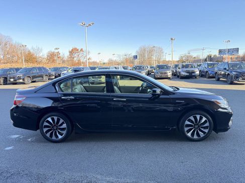 Used 2017 Honda Accord Touring image 6