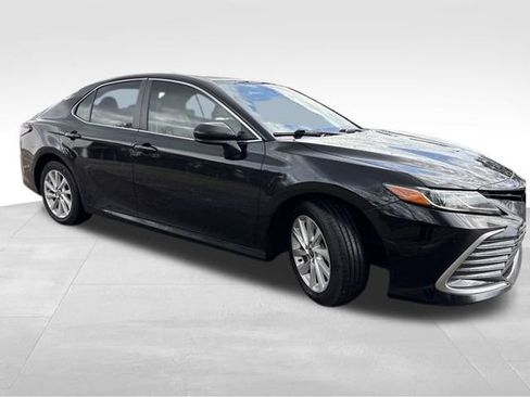 Used 2022 Toyota Camry LE image 9