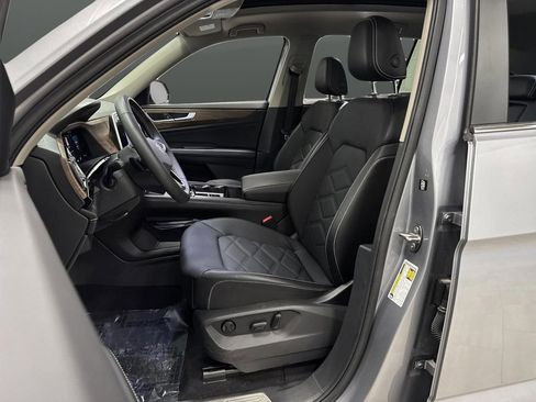 Used 2024 Volkswagen Atlas SE w/ Panoramic Sunroof Package image 4