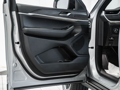 New 2025 Jeep Grand Cherokee Limited image 38