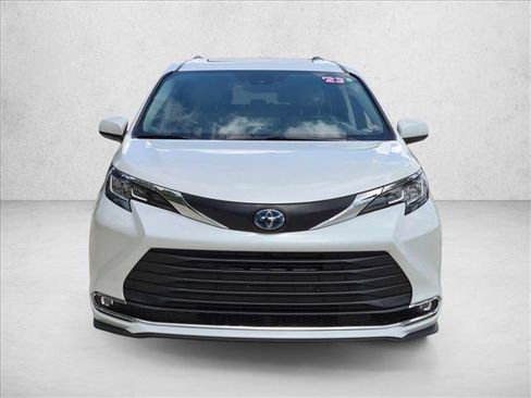 Certified 2023 Toyota Sienna XLE FWD image 2