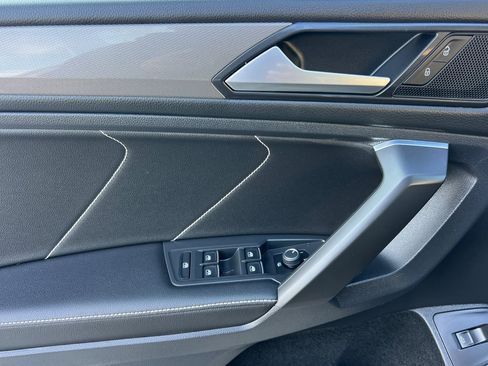 Used 2022 Volkswagen Tiguan SE w/ Panoramic Sunroof Package image 11